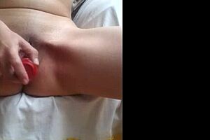 Girl toying her pussy with anal toys 😏