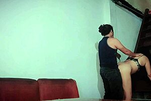 tengo sexo casero con mi madrastra en las escaleras y en el sofa