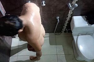 una ducha espectacular sin ropa mi hermanastro me graba mientras me masturbo para seducirlo y tener sexo