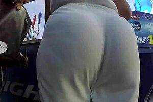 hermosa morena muy exitante caminando por la calle