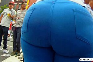 hermosa morena muy exitante caminando por la calle