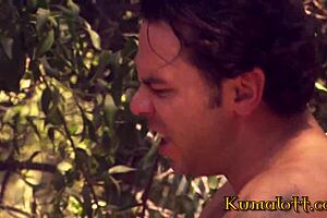 Großtittige blonde Schlampe wird hart auf der Veranda gefickt mit intensivem Cumshot