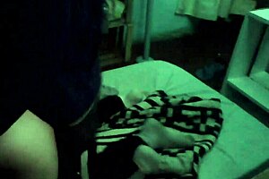 Estaba oscuro y frio y me pide que cogamos un rato asi que le bajo la calza para metersela