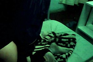 Estaba oscuro y frio y me pide que cogamos un rato asi que le bajo la calza para metersela