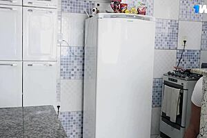 Peguei a gostosa da empregada fritando um ovo e meti no c� dela