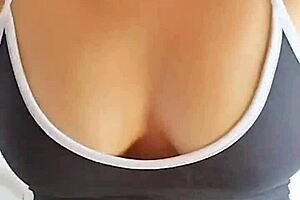 استغليت غياب حبيبها، بطحت هذه الملف الجميلة في البيت