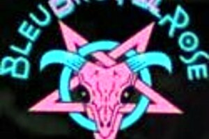 french milf shakes ass in skirt