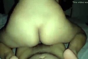 Milf monta una verga anal