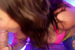 ميلف منحنية تأخذ زب عملاق كم شوت