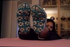 mature wife licks sexy feet 😍