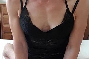 European milf likes cunilingus and ass licking in lingerie