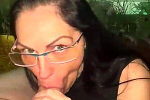 Deusa chupa um pau bem duro e se delicia com as bolas