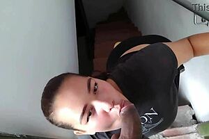 Descubro A Mi Hermanastra Fumando Y Me Chupa La Polla