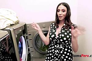 Ariella Ferrera, the brunette step mom, spreads her legs wide 😏