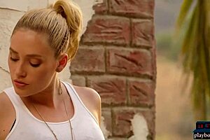 नेचुरली कर्वी ब्लॉन्ड MILF बेब आउटडोर सेल्फी लेती है टिट्स और एस दिखाते हुए