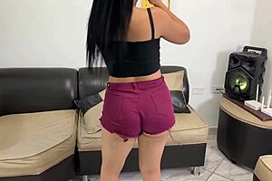 Engañando A Mi Madrastra Capítulo 2 Enseño A Bailar Regueton A Mi Madrastra Solo Para Frotarle Mi Polla Por Su Gran Culo