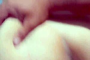 Mature woman reaches orgasm in high definition