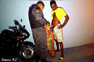 Policial De Serviço Me Pega No Flagra Mamando Escondida Depois Da Festa E Ganha Chupada Como Suborno