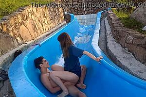 la tonta de mi hermanastra se queda atascada en la resbaladilla y aprovecho para follarmela salvaje parte2