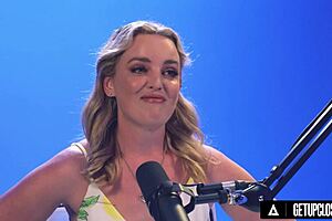 Charlie Forde shows how she orgasms up close 😍