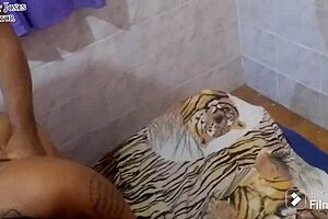 Parte 2 marido embarcado vizinho safado pula o muro para comer a esposa grávida!