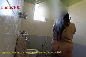 desi bengali housewife bathing in the bath with big tits