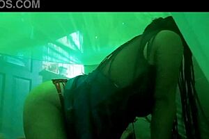 Que Sucio Son Sexy Madrastra Espera Hijastro en Cama para Sexo Sensual