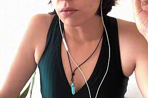 Alternative MILF shows off her German language skills