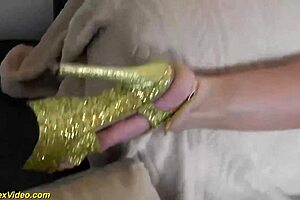 Flexible MILF’s solo performance with shaved pussy