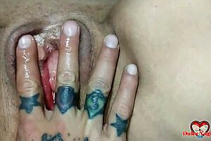 i'm giving my aunt a good masturbation, she gets so wet and fingering her vagina