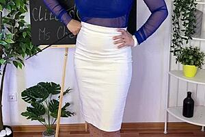 Curvy milf in glasses shows how to tease a clit. Want to learn more?