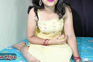 Young Indian woman masturbates to orgasm for her boyfriend