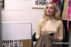 偷情的熟女用油和假阳具猛烈捅！