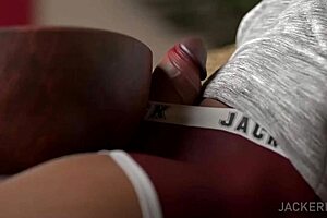 Madre convence a su hijo de follar!