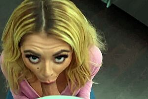 अकेली हाउसवाइफ बड़ी चूचियों के साथ सौतेले बेटे के मॉन्स्टर लंड चूस रही