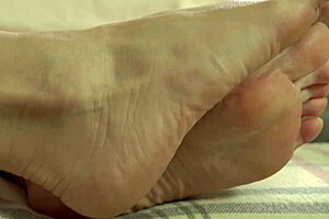 Cum on my feet and enjoy the pleasure of foot fetish with a mature woman
