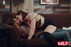 рыжая милфа с большими сиськами Sovereign Syre трахает босса мужа Quinton James и сосёт ему классно