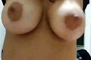 Curvy milf with natural big tits and fat ass in amateur homemade 😍