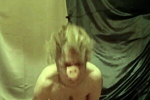 esclave f says, 'mange la patee now?'