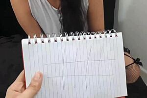 Hermanos calientes haciendo juego con una joven