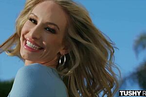 Blonde hottie Daisy Stone’s tight ass bounces passionately