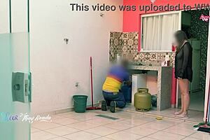 Femme chaude montre ses gros seins naturels au livreur après la douche, à peine couverts par la chemise de nuit.