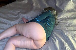 Stepmom needs gentle anal sex in the morning