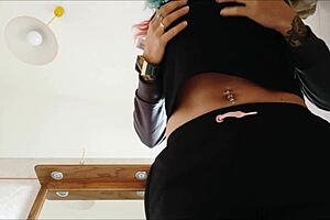 I love feeling the cunt vibrate under my hot pee jet