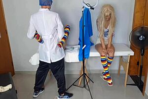 Doutor Examina As Duas Meia-Irmãs Em Tabu