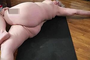 Hot milf does naked yoga you can jerk off to 😍
