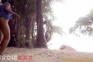 A black-skinned girl was teased on the beach, showcasing her allure