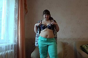 bbw masturbates her clit and her pussy with fingers