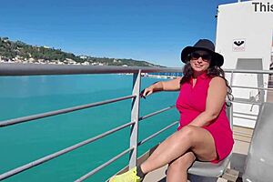 स्टेपमॉम पब्लिक में फ्लैशिंग—स्टेपसन के साथ वो वाइल्ड वेकेशन याद आ गया!