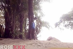 A black-skinned girl was teased on the beach, showcasing her allure